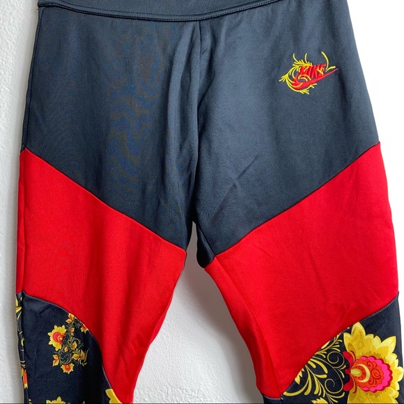 Nike Sportswear Limited Edition Floral Leggings - Picture 3 of 10